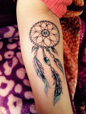  Tatouage attrape rêve avec des gems sur l'avant bras
